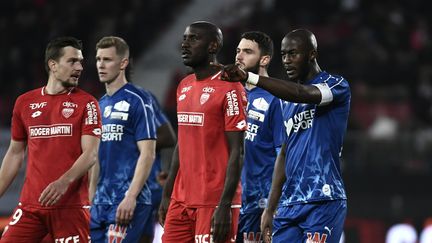 Le match de Ligue 1 entre Dijon et Amiens a été interrompu durant plusieurs minutes après des insultes racistes qui ont visé le capitaine d'Amien Prince Gouano, le 12 avril 2019 à Dijon.
 (JEFF PACHOUD / AFP)