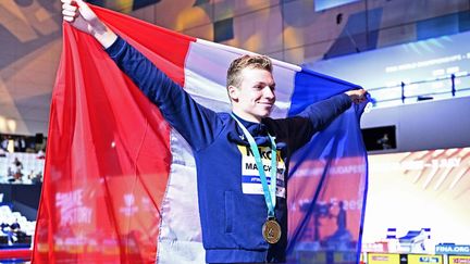 Léon Marchand, champion du monde du 400 mètres 4 nages aux Mondiaux de Budapest, le 18 juin 2022. (ATTILA KISBENEDEK / AFP)