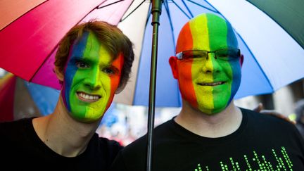 A Londres (Royaume-Uni) aussi, la Pride Parade &eacute;tait pluvieuse. (JUSTIN TALLIS / AFP)