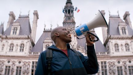 L'acteur-réalisateur-scénariste Jean-Pascal Zadi sur le tournage de "Tout simplement noir" à Paris, en 2019. (GAUMONT - C8 FILMS / JOHN WAX)