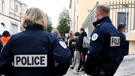 Des fonctionnaires de police en intervention, à Bourg-en-Bresse (Ain)&nbsp;le 7 octobre 2020 (CATHERINE AULAZ / MAXPPP)