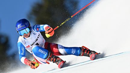 La Française Tessa Worley avec le dossard numéro 1 lors de la première manche du slalom géant des championnats du monde de ski alpin à Courchevel-Méribel, le 16 février 2023. (FABRICE COFFRINI / AFP)