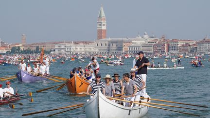 Des bateaux naviguent sur la lagune vénitienne pendant la 46e édition de la régate d'aviron Vogalonga, à Venise, en Italie, le 5 juin 2022. (ANDREA MEROLA / MAXPPP)