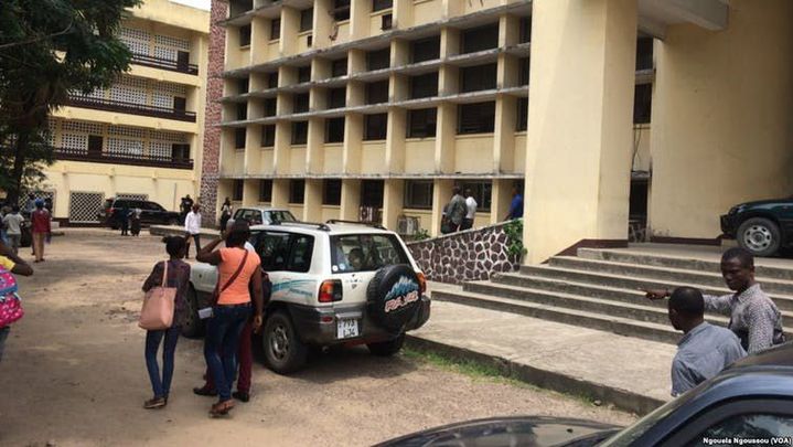 Quelques étudiants devant un bâtiment de l’université Marien Ngouabi à Brazzaville, Congo, 19 janvier 2017, durant un mouvement syndical « université morte ».  (VOA/Ngouela Ngoussou)/Wikimedia)