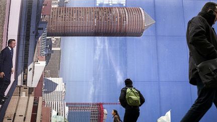 La photo monumentale de Philippe Ramette cache les travaux de démolition devant la gare de la Part-Dieu à Lyon 
 (JEFF PACHOUD / AFP)