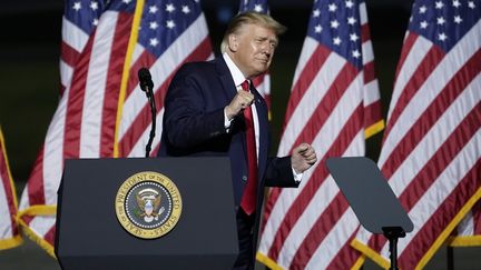 Donald Trump esquisse un pas de danse sur&nbsp;"YMCA" des Villages People à la fin d'un meeting électoral à Newport le 25 septembre 2020. (DREW ANGERER / GETTY IMAGES NORTH AMERICA)