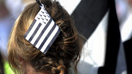 Une femme porte le drapeau breton, le 31 mai 2014 &agrave; Nantes (Loire-Atlantique). (JEAN-SEBASTIEN EVRARD / AFP)