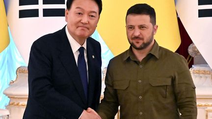 Le président de la Corée du Sud Yoon Suk-yeol (gauche) et le président de l'Ukraine Volodymyr Zelensky lors d'une conférence de presse commune, à Kiev, la capitale ukrainienne, le 15 juillet 2023. (SERGEI SUPINSKY / AFP)