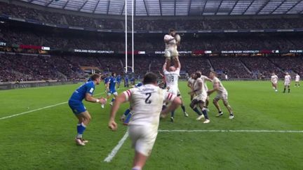 Les espoirs italiens auront peu duré. L'Angleterre provoque un essai de pénalité qui lui amène le point du bonus offensif (26-7). L'arbitre James Doleman inflige ensuite un carton jaune au pilier italien Simone Ferrari, entré en jeu une minute plus tôt.