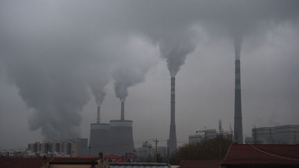 Une centrale à charbon près de Datong (Chine), le 19 novembre 2015. (GREG BAKER / AFP)