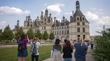 Des visiteurs arrivent au château de Chambord, en juin 2023. (GUILLAUME SOUVANT / AFP)