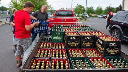 Des villages d'Ostritz (Allemagne) achètent le stock de bières du supermarché, le 22 juin 2019. (DANIEL SCHAFER / DPA-ZENTRALBILD / AFP)