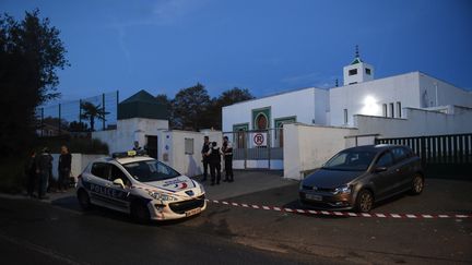 Des policiers devant la mosquée de Bayonne (Pyrénées-Atlantiques), le 28 octobre 2019,&nbsp;après qu'un homme a ouvert le feu, blessant deux personnes par balles.&nbsp; (GAIZKA IROZ / AFP)