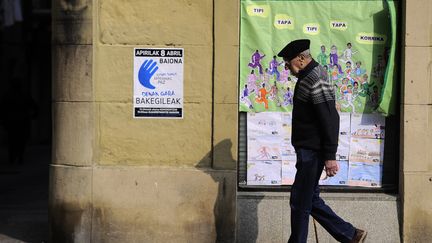 Une affiche d'ETA informant la population de son plan de désarmement, collée sur un mur du village de&nbsp;Renteria, dans le nord de l'Espagne, le 6 avril 2017. (ANDER GILLENEA / AFP)