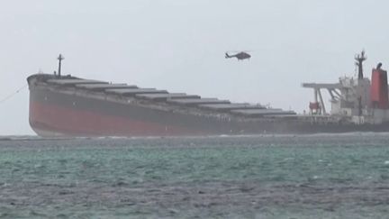 À l’île Maurice, les habitants affluent par milliers sur les plages pour tenter d’enrayer une marée noire. Les opérations de pompage se poursuivent pour sauver l’un des plus beaux récifs coralliens au monde. La France a envoyé 20 tonnes de matériel et une dizaine d’experts. (France 2)