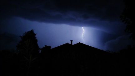 Un éclair lors d'un orage en Ardèche. (FLORENCE GOTSCHAUX / RADIO FRANCE)