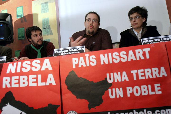 Philippe Vardon (au centre), candidat aux législatives de 2007 du groupe identitaire Nissa Rebela, tient une conférence de presse, le 27 janvier à Nice (Alpes-Maritimes). (ERIC ESTRADE / AFP)