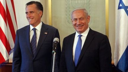 Le républicain Mitt Romney et le Premier ministre israélien, Benjamin Netanyahu, avant une réunion à Jérusalem, le 29 juillet 2012. (LIOR MIZRAHI / POOL / AFP)