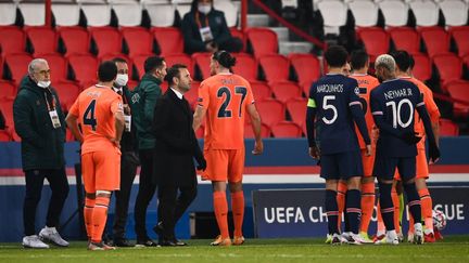 Les joueurs du Paris Saint-Germain et d'Istanbul Basaksehir lors du match interrompu hier.  (FRANCK FIFE / AFP)