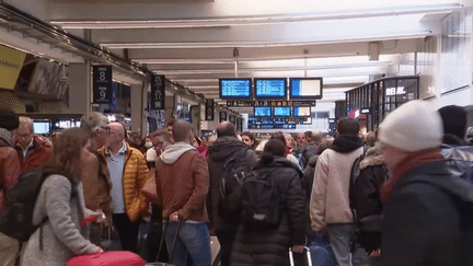 La journée de mobilisation du mardi 7 mars, contre la réforme des retraites, s'annonce particulièrement suivie. De nombreuses écoles seront fermées, et se déplacer sera très compliqué. Les perturbations ont commencé lundi à 19 heures à la SNCF. (FRANCEINFO)