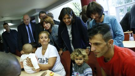 La maire de Paris, Anne Hidalgo, rencontre des r&eacute;fugi&eacute;s syriens lors de la visite d'un centre d'accueil dans le 13e arrondissement de Paris, le 11 septembre 2015. (THOMAS SAMSON / AFP)