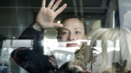 La Fran&ccedil;aise Florence Cassez salue les personnes venues l'accueillir &agrave; l'a&eacute;roport Rossy-Charles-de-Gaulle&nbsp;apr&egrave;s sa lib&eacute;ration, Paris, le 24 janvier 2013. (CHRISTIAN HARTMANN / REUTERS)