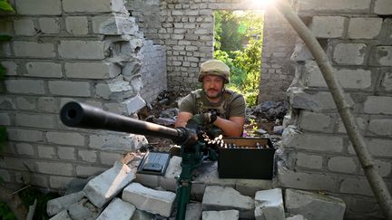 Un soldat ukrainien, le 9 juin 2022 à Chuguiv, près de Kharkiv (Ukraine). (SERGEY BOBOK / AFP)