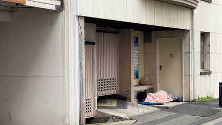 A man sleeps in the street in Clermont-Ferrand (Puy-de-Dôme), April 18, 2023. (JEAN-LOUIS GORCE / MAXPPP)