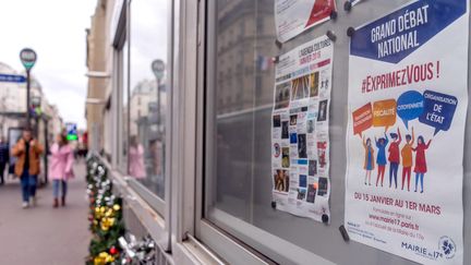 Une affiche présentant le grand débat national placardée sur la mairie du 17e arrondissement, le 14 janvier 2019. (MAXPPP)