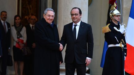 François Hollande reçoit le président cubain Raul Castro, le&nbsp;1er février 2016 à l'Elysée, à l'occasion d'une visite d'Etat. (MUSTAFA YALCIN / ANADOLU AGENCY / AFP)