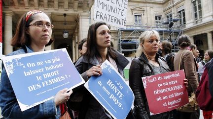 Des femmes protestent le 5 mai 2012, devant le Conseil constitutionnel &agrave; Paris, pour d&eacute;noncer l'annulation du texte sur le harc&egrave;lement sexuel.&nbsp; (FRANCOIS GUILLOT / AFP)