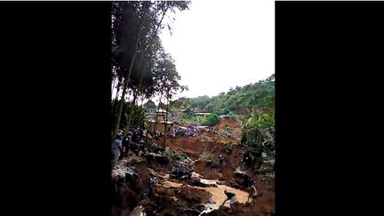 La recherche des victimes se poursuit depuis mardi 29 octobre à Bafoussam au Cameroun, après un glissement de terrain qui a fait plusieurs dizaines de morts.&nbsp; (CAPTURE D'ÉCRAN YOUTUBE)