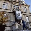 Une affiche représentant l'enseignant Samuel Paty sur la façade de la mairie de Conflans-Sainte-Honorine (Yvelines), le 3 novembre 2020.&nbsp; (THOMAS COEX / AFP)