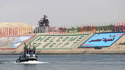 Un navire militaire &eacute;gyptien navigue sur la nouvelle voie du canal de Suez (Egypte), le 4 ao&ucirc;t 2015.&nbsp; (STRINGER / ANADOLU AGENCY / AFP)