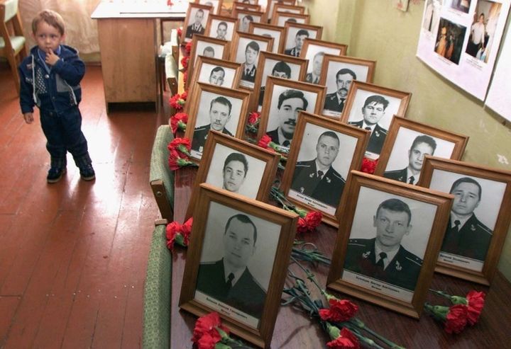 Le portrait des marisn morts à bord du Koursk.
 (SERGEI KARPUKHIN / REUTER POOL / AFP)