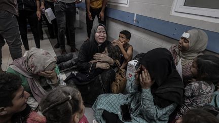 Des Palestiniens blessés sont emmenés à l'hôpital Al-Shifa après une frappe aérienne sur l'hôpital Ahli Arab dans la ville de Gaza, le 17 octobre 2023. (ALI JADALLAH / ANADOLU / AFP)