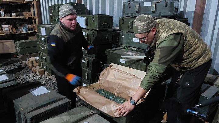 Dans la réserve de munitions du bataillon des Faucons Féroces. (CAMILLE MAGNARD / FRANCEINFO / RADIO FRANCE)