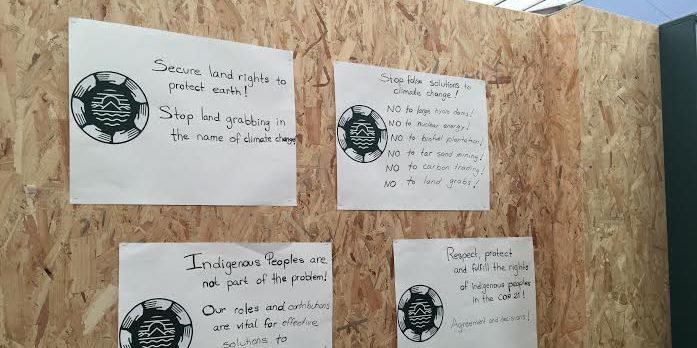 Messages placardés sur le stand des Peuples autochtones dans les Espaces génération climat de la COP21 au Bourget (région parisienne) le 9 décembre 2015 (Géopolis/FG)