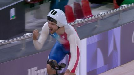 La joie de Dorian Foulon, aprè son record du monde, sur la poursuite invididuelle 4 000 m, le 31 août 2024, en qualifications des Jeux paralympiques. (France Télévisions)