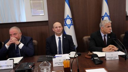 L'ex-premier ministre israélien Naftali Bennett (centre) lors d'une réunion avec le ministre des finances Avigdor Liberman (gauche) et le Premier ministre Yaïr Lapid (droite), le 3 juillet 2022. (GIL COHEN-MAGEN / AFP)