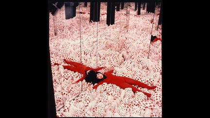 Yayoi Kusama à l’intérieur de l’installation &quot;Infinity Mirror Room – Phalli’s Field&quot;, « Floor Show », Castellane Gallery, New York, 1965
 (Ph. Courtesy Yayoi Kusama Studio, Tokyo)