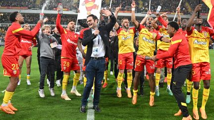 Lens fête sa qualification en Ligue des champions après sa victoire face à Ajaccio (3-0), au stade Bollaert-Delelis à Lens, le 27 mai 2023. (FRANCOIS LO PRESTI / AFP)