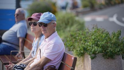 Des personnes âgées à Port-Vendres, dans les Pyrénées-Orientales, le 14 septembre 2022. (ALINE MORCILLO / HANS LUCAS / AFP)