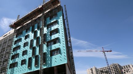 Des immeubles en construction dans le quartier des Batignolles&nbsp;&agrave; Paris, le 1er septembre 2012.&nbsp; (JACQUES DEMARTHON / AFP)