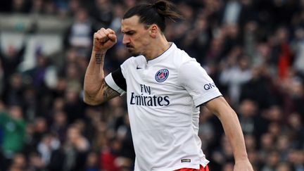 Zlatan Ibrahimovic c&eacute;l&egrave;bre son but pour le PSG, &agrave; Bordeaux, le 15 mars 2015. (NICOLAS TUCAT / AFP)