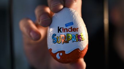 Un chocolat Kinder photographié à Bruxelles (Belgique), le 3 avril 2022. (LAURIE DIEFFEMBACQ / BELGA MAG / AFP)