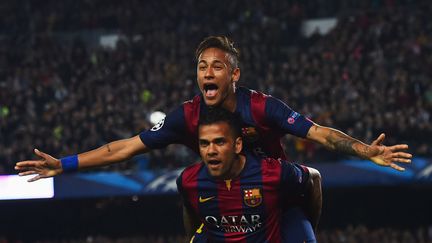 Dani Alves porte Neymar en triomphe après le succès du FC Barcelone sur le Paris-Saint-Germain en quarts de finale de la Ligue des champions, le 21 avril 2015. (DAVID RAMOS / GETTY IMAGES EUROPE)