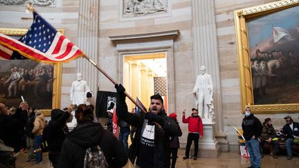 Washington : le Capitole envahi, la démocratie vacille