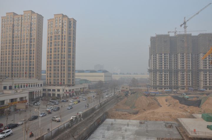 L'usine de Hebei Steel vue depuis l'appartement de Shuihuise, le 18 janvier 2014 &agrave; Shijiazhuang (Chine). (THOMAS BAIETTTO / FRANCETV INFO)