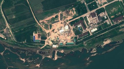 Une vue a&eacute;rienne du site nucl&eacute;aire de Yongbyon, en Cor&eacute;e du Nord, le 22 ao&ucirc;t 2012. (HO / GEOEYE SATELLITE IMAGE / AFP)